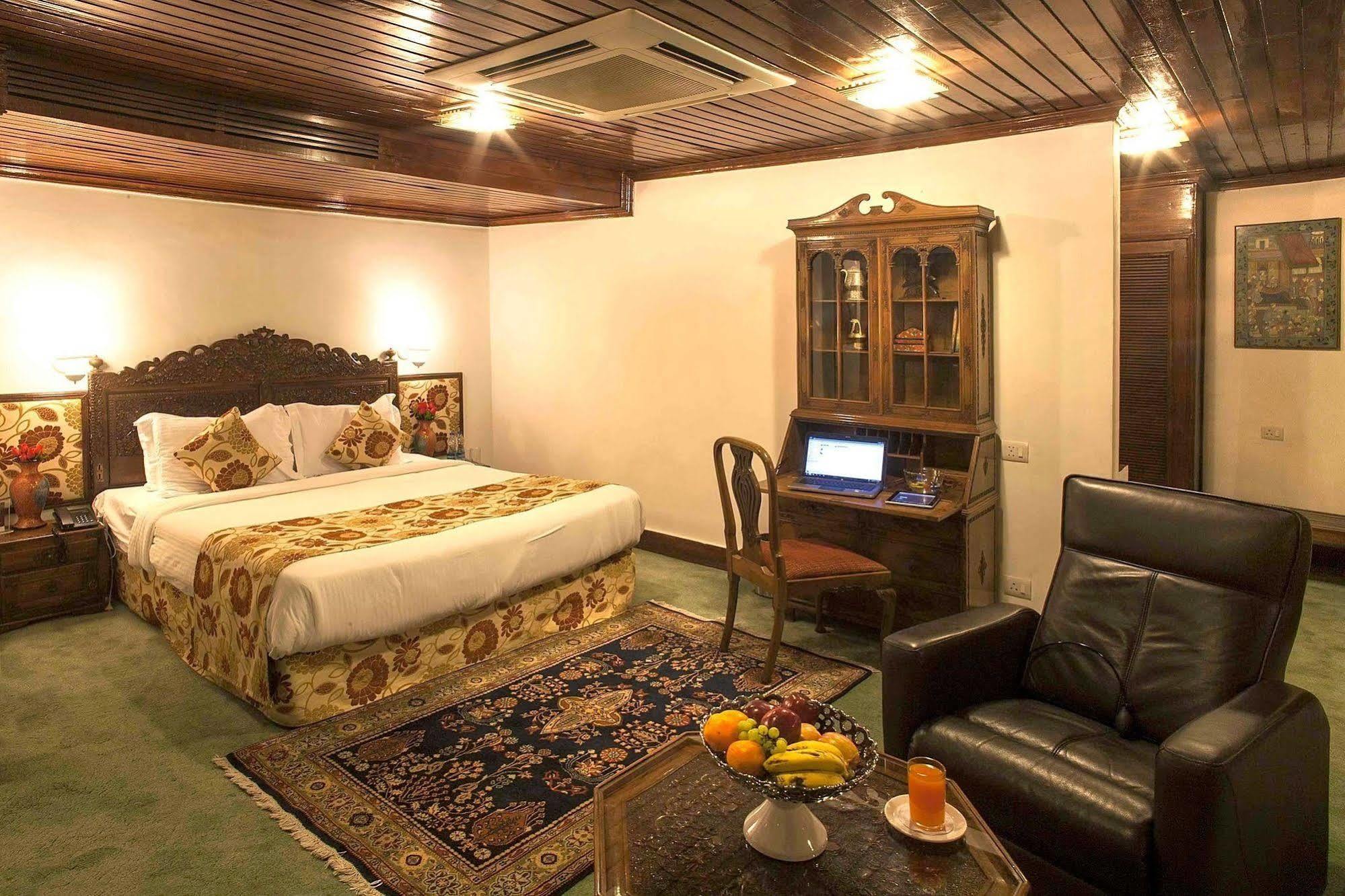 Senator Pine N Peak Hotel Pahalgam Bagian luar foto
