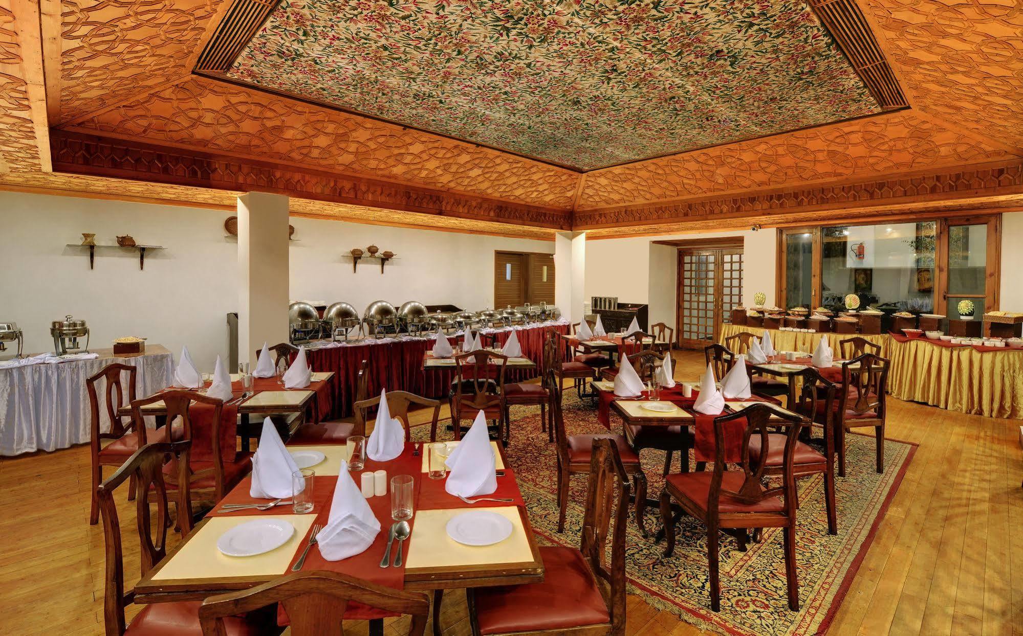Senator Pine N Peak Hotel Pahalgam Bagian luar foto