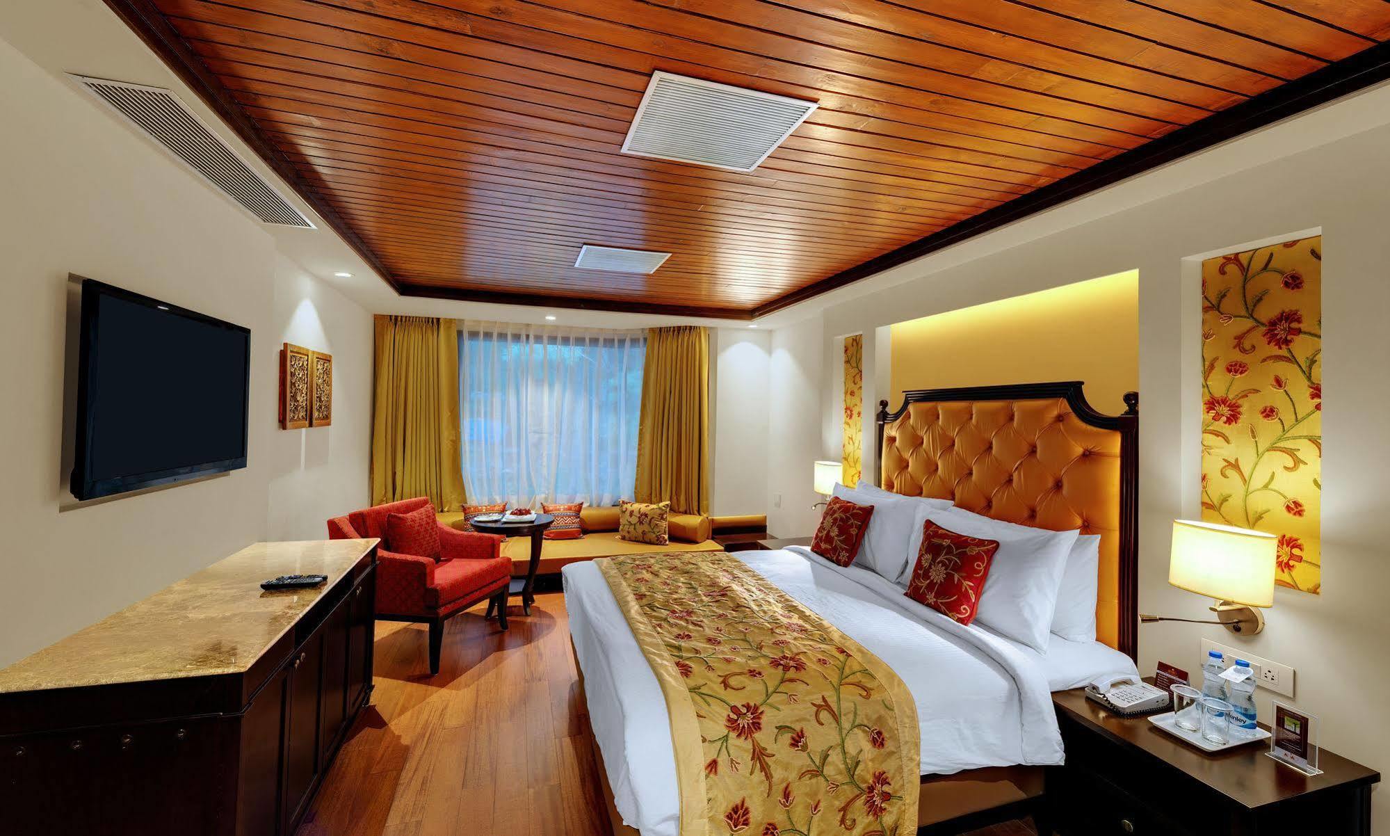 Senator Pine N Peak Hotel Pahalgam Bagian luar foto