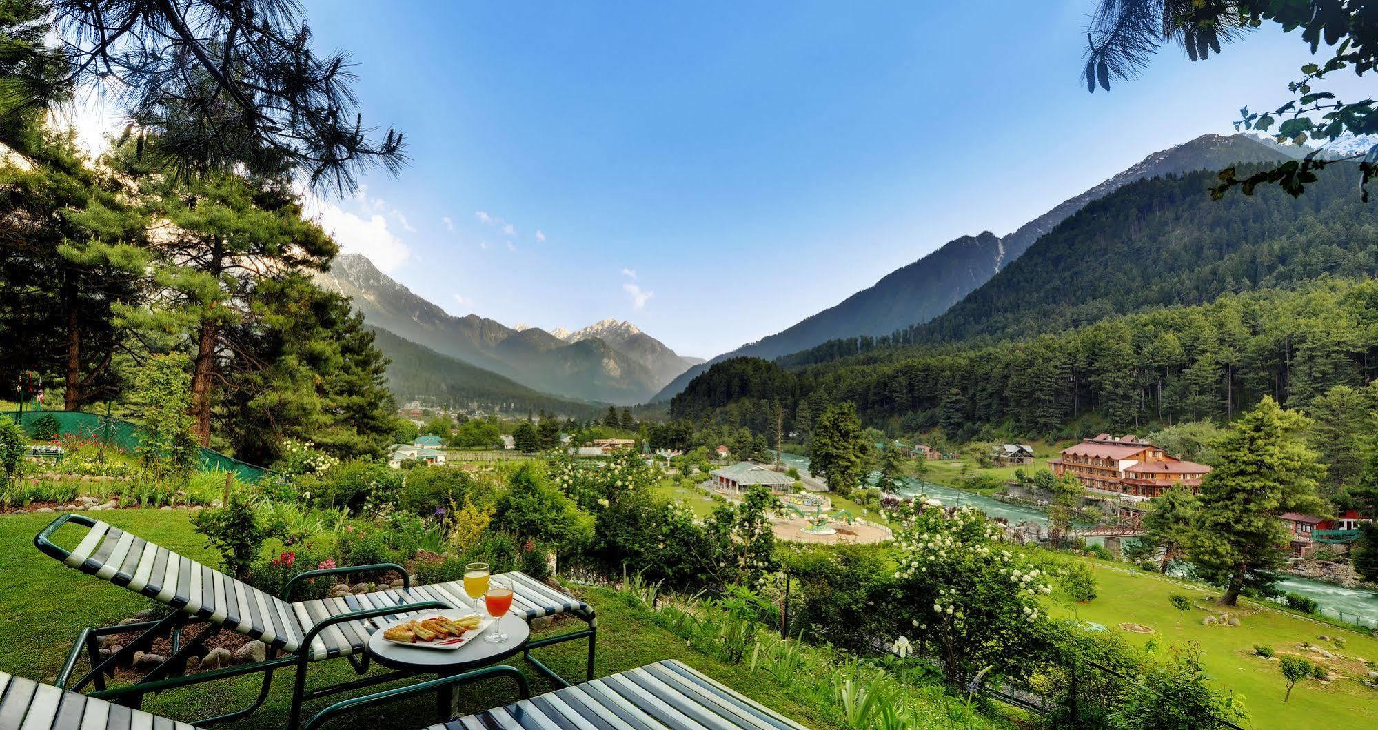 Senator Pine N Peak Hotel Pahalgam Bagian luar foto